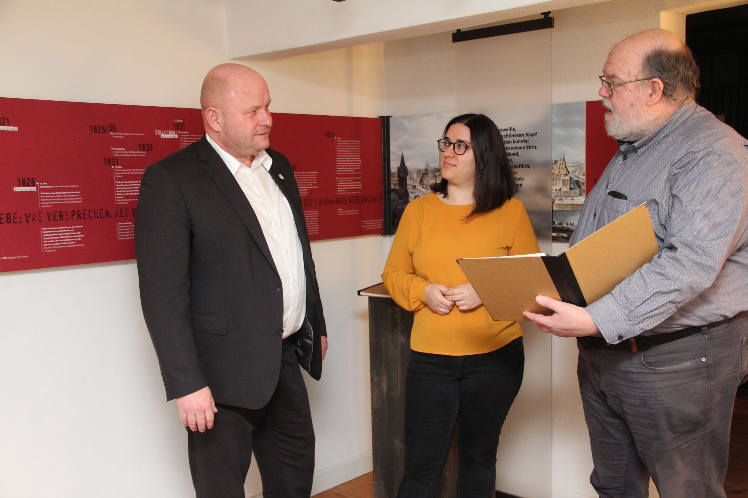 Büchnerhausleiter Peter Brunner (rechts) mit Landtagsabgeordneter Nina Eisenhardt und Bürgermeister Marcus Kretschmann