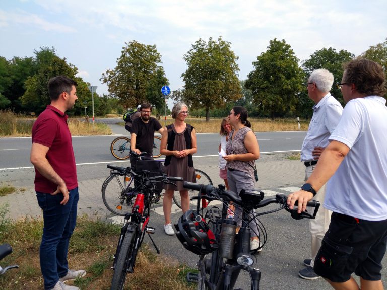 Grünen-Landtagsabgeordnete Karin Müller und Nina Eisenhardt auf Radtour zu Besuch bei Bürgermeister Jochen Engel in Trebur