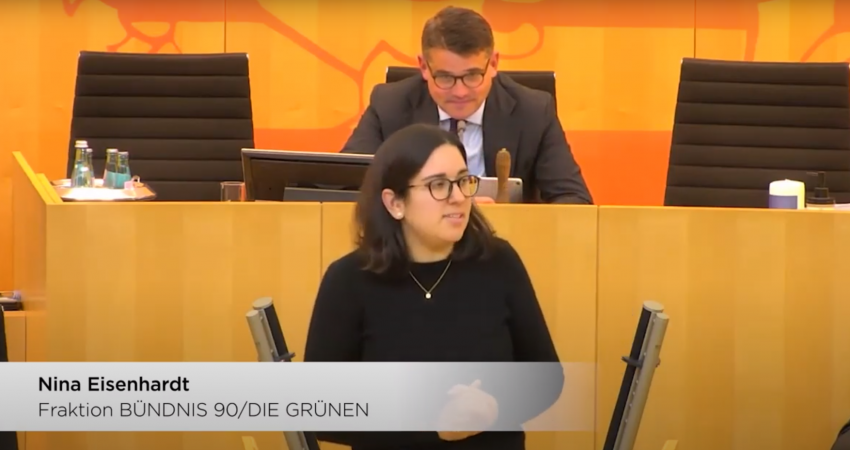 Nina Eisenhardt am Redner:innenpult des Hessischen Landtags