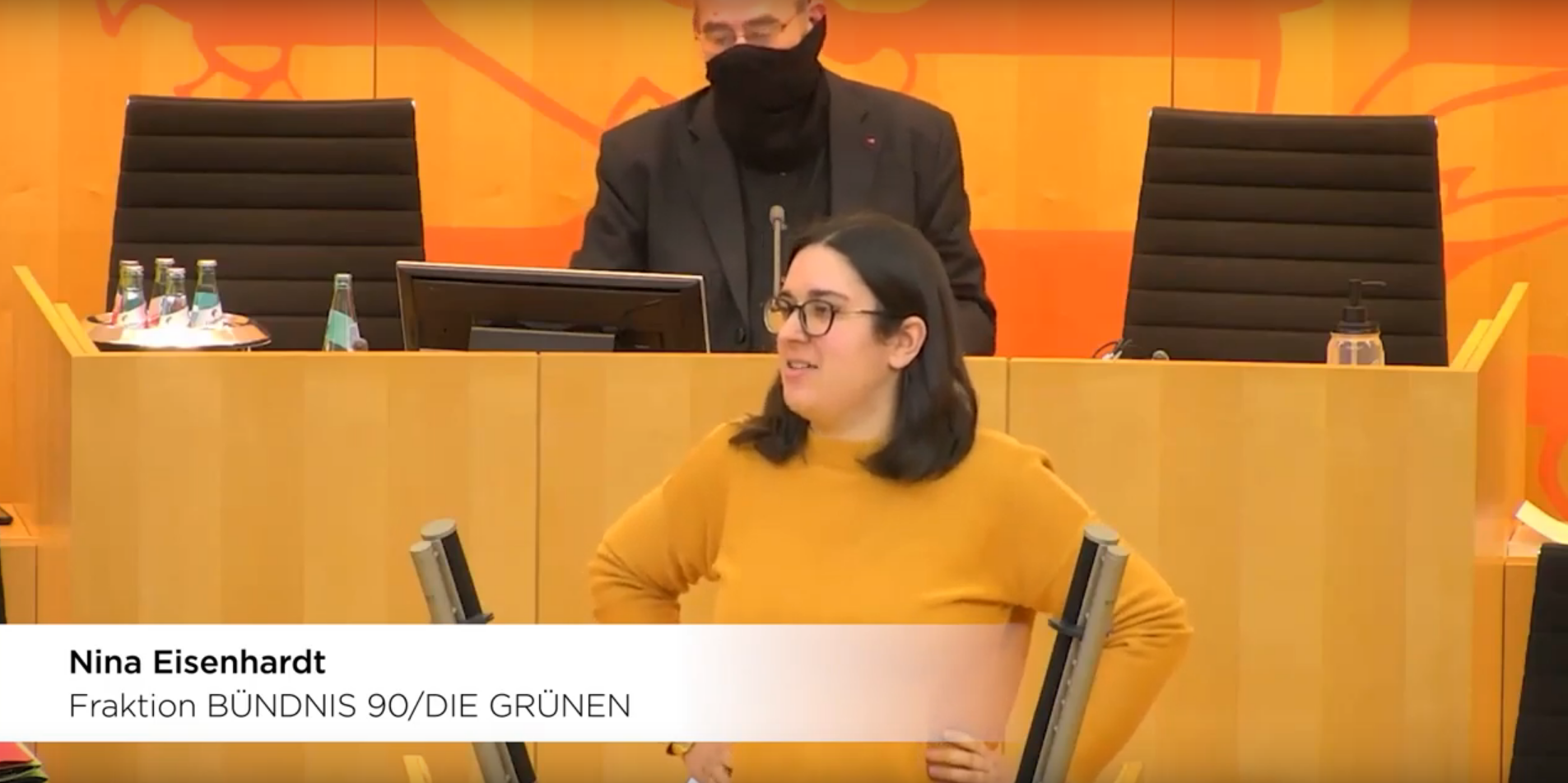Nina Eisenhardt am Redner:innenpult des Hessischen Landtags