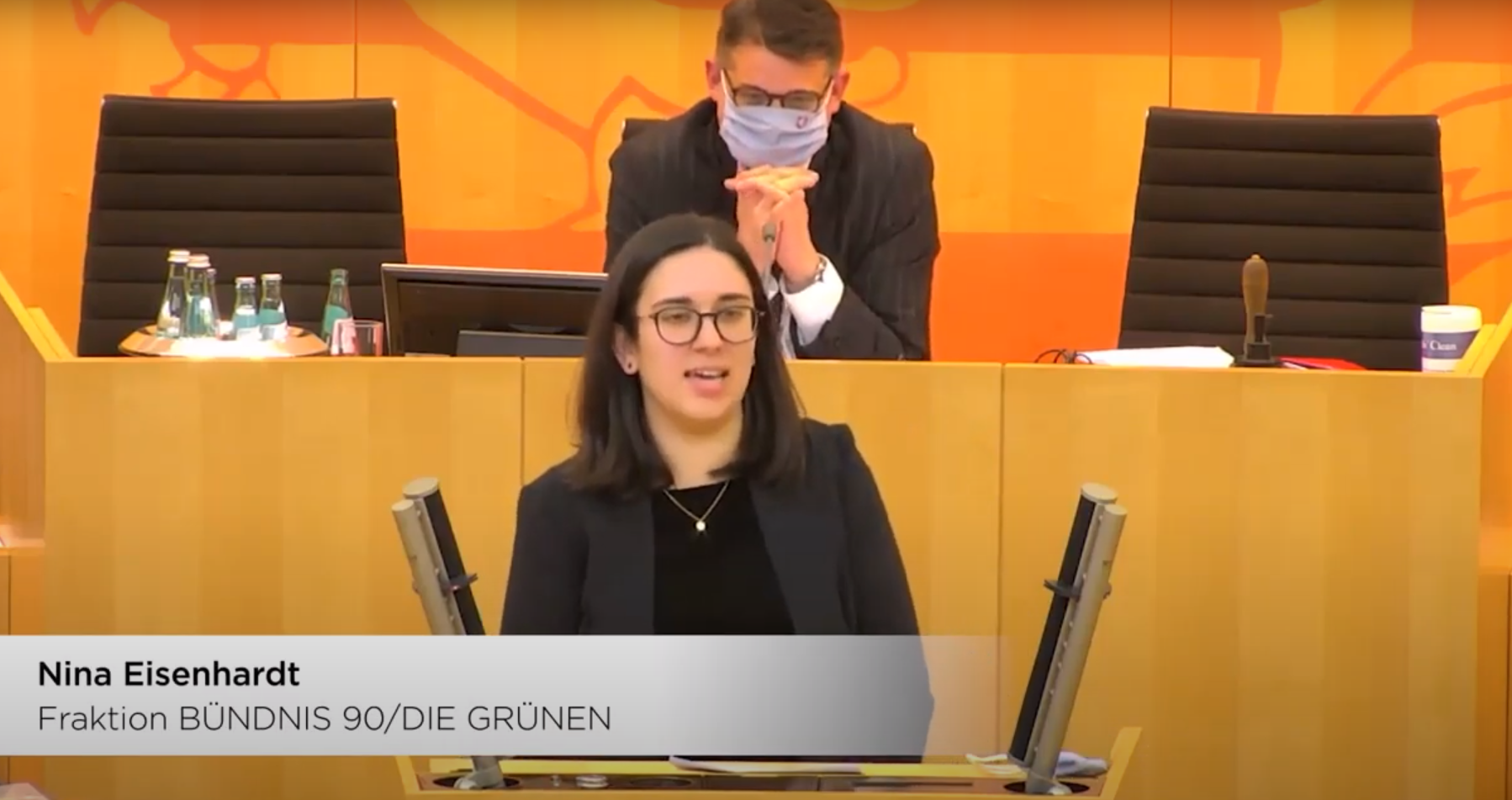 Nina Eisenhardt am Redner:innenpult des Hessischen Landtags