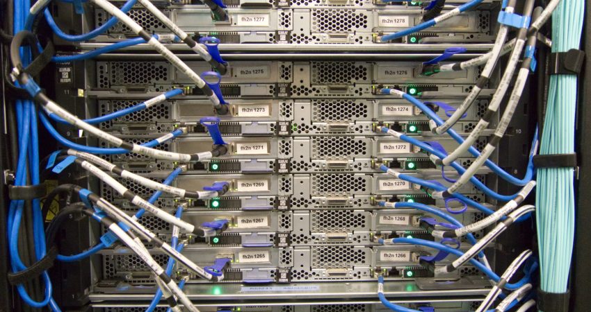 Viele Server mit Netzwerkverkabelung