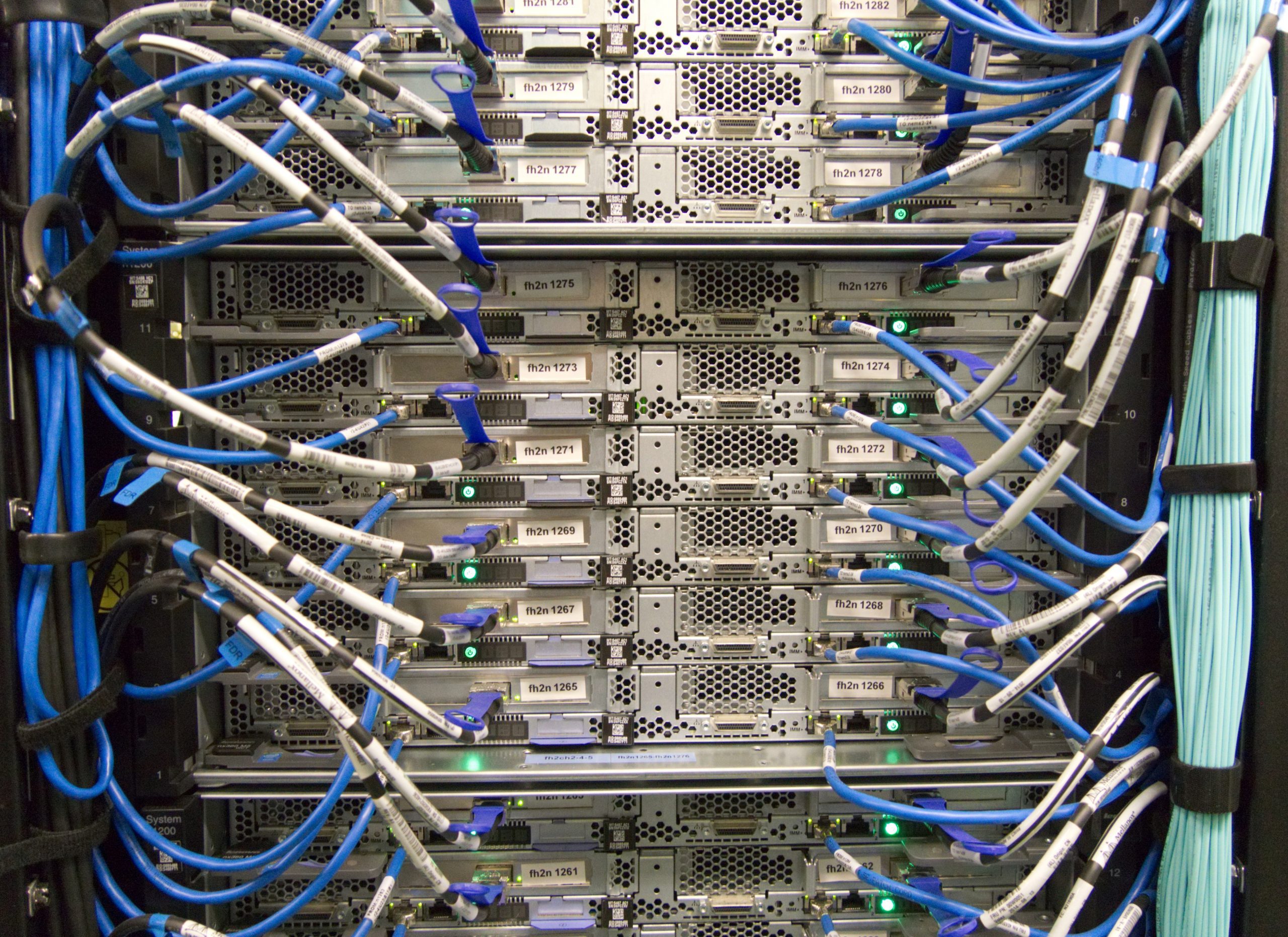 Viele Server mit Netzwerkverkabelung