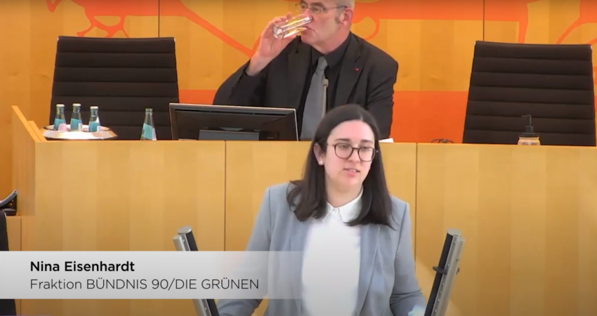 Nina Eisenhardt am Redner:innenpult des Hessischen Landtags